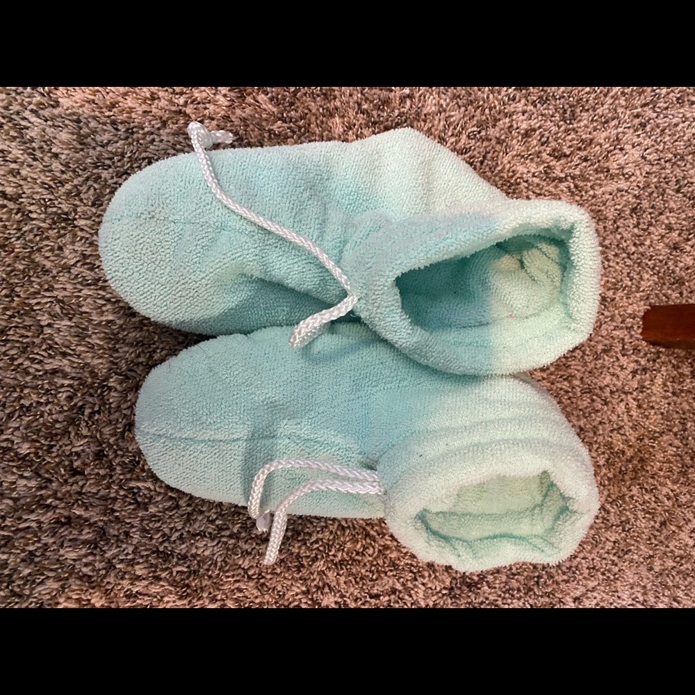 Slippers with aromatherapy inserts